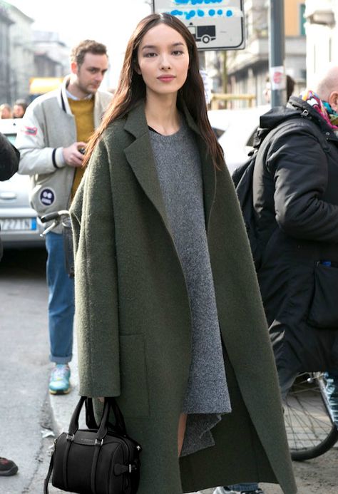 15 Incredibly Stylish Ways To Wear Green Coats And Jackets | Le Fashion… Winter Coat Trends, Minimalist Moda, Fall Fashion Coats, Milan Fashion Week Street Style, Winter Street, Coat Trends, Milano Fashion Week, Looks Street Style, Coat Winter