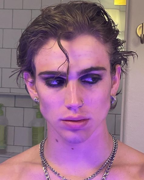 † (@vinniehacker) posted on Instagram: “okay” • Mar 5, 2021 at 7:53pm UTC Outfit Rosa, Vampire Makeup, Hacker Aesthetic, Vinnie Hacker, Male Makeup, Goth Makeup, Clipuri Video, Makeup Inspo, Maquillaje De Ojos