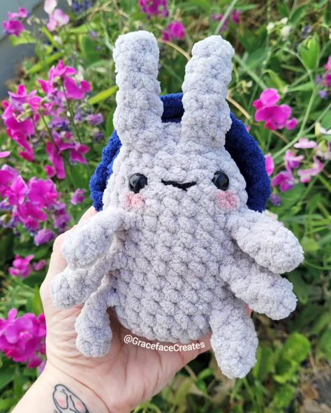 I just listed these cuties on my website for those who can't/don't crochet and would like a Pill Bug of their own 🧶🪲 If you DO crochet, the pattern is available now! Pattern: Peekaboo Pals Pill Bug by me (available on my website, Etsy, and Ravelry) Yarn: Premier Basix Chenille by @premieryarns To get your own Pill Bug or Pill Bug pattern, or to get 10% off your next yarn purchase with Premier Yarns, follow the Lincoln my Bye-oo 🥰 Tags #Peekaboopals #peekaboopalspillbug #rolypoly #pillbug ... Free Chill Pill Crochet Pattern, Pill Bug Art, Crochet Roly Poly Pill Bug, Crochet Zombie Bee, Pill Bug, Bug Art, Bugs, Ravelry, Amigurumi