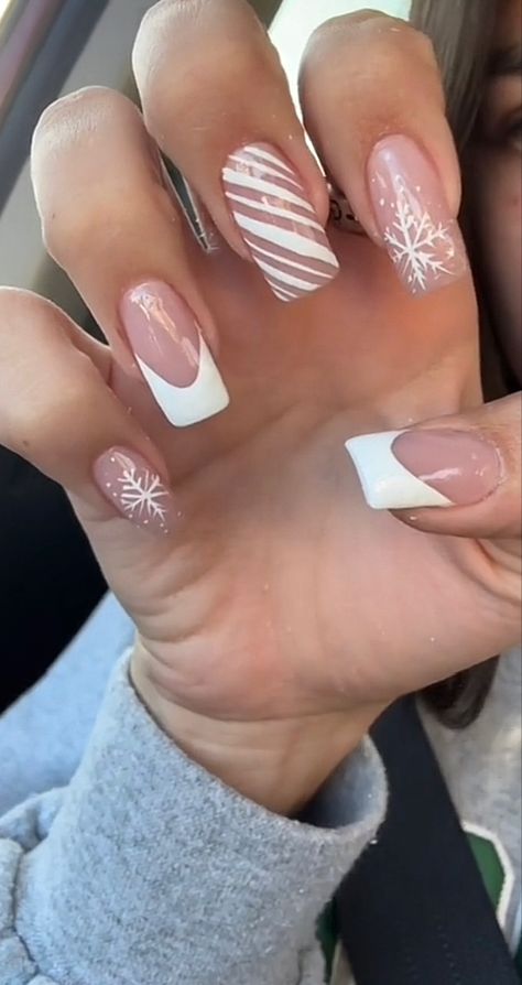 White Base Christmas Nails, Cute Nails For December, Xmas Nail Ideas Simple, Simple Christmas Nails French Tips, Preppy Winter Nails, Chrimbo Nails, French Nails With Snowflake, Squoval Christmas Nails, Christmas Nails Medium Length