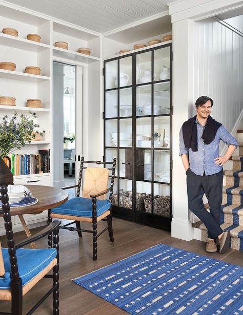 BREAKFAST ROOMThis sweet breakfast room is definitely something for designer Mark D. Sikes to smile about. Chairs are by Aesthetic. Vintage rug from Hollywood at Home. Mark Sikes, Heart Pine Flooring, Mark D Sikes, Outdoor Dining Room, Modern Ranch, California Dreaming, California Homes, Interior Projects, White Houses