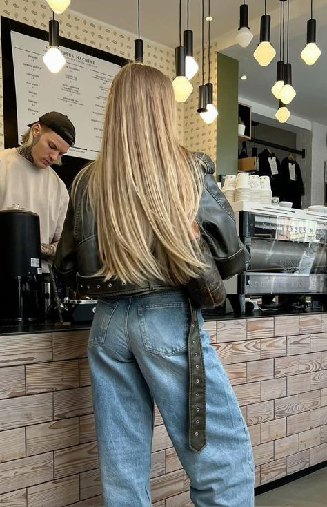 Long Haircut Middle Part, Lived In Blonde Cool Tone, Aesthetic Hair Pictures, Blonde Style Outfits, 2025 Blonde Hair Trends, Blonde Model Aesthetic, Long Haircuts Straight, Blonde Girl Outfits, Classy Blonde Hair