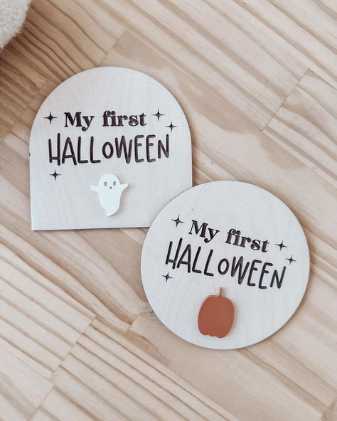 How do you document your babies firsts? 😍🥰 More holiday milestones coming soon! You can shop these cuties now ! 😍 Glowforge Projects, My First Halloween, Baby First Halloween, Halloween Sign, Holiday Signs, First Halloween, Halloween Signs, Fete Halloween, Baby Signs