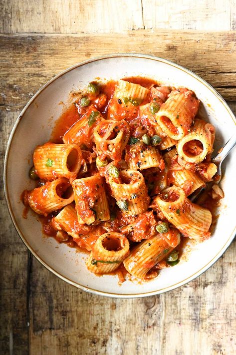 Tomato Rigatoni, Serving Dumplings, Tuna Tomato, Capers Recipe, Rigatoni Pasta, Cooking Tomatoes, Tuna Pasta, Canned Tuna, Midweek Meals