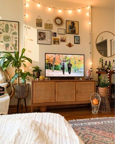 Sitting Room In Bedroom, Dorm Things, College Living Rooms, Room Vibes, Decor Ideas Bedroom, 70s Decor, College Apartment Decor, Rental House, Bedroom Idea