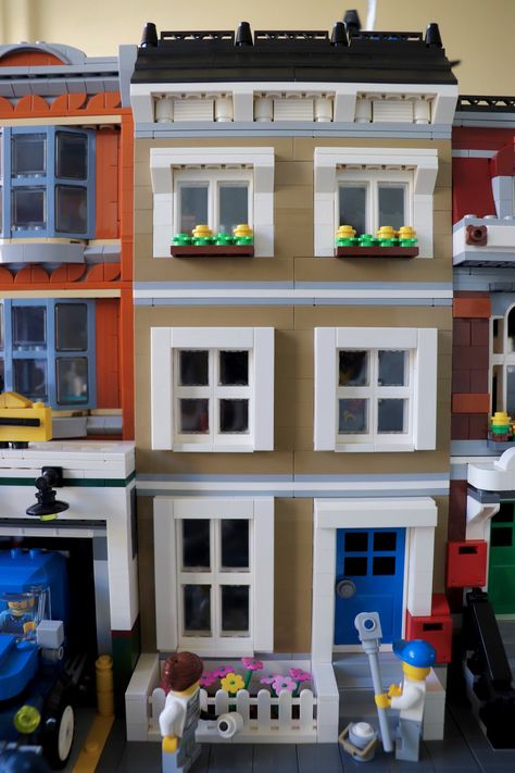 Lego Townhouse Ideas, Lego Townhouse, Lego Christmas Village, Townhouse Ideas, Lego House Ideas, Lego Houses, Lego Land, Lego Buildings, Lego Christmas