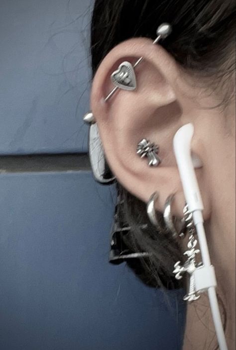 Fairy Ear Piercing, Grunge Ear Piercings, Ear Piercings Grunge, Alt Ear Piercings, Ear Piercing Styling, Styled Ear Piercings, Grunge Piercings, Ear Piercings Aesthetic, Ušný Piercing