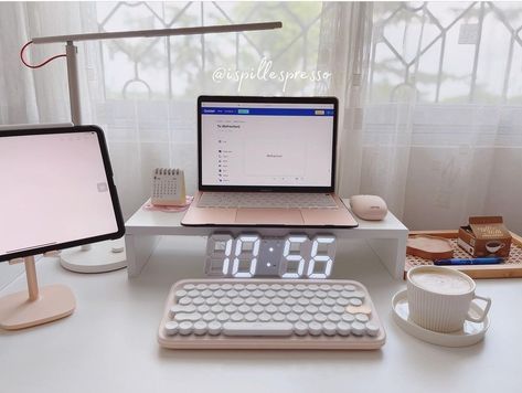 Home Office Must Haves, Office Must Haves, Beautiful Office Spaces, Work Desk Decor, Study Desk Decor, Desk Layout, Desk Inspo, Desk Inspiration, Cubicle Decor