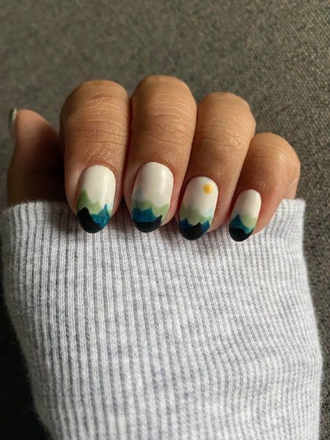 Beautiful mountain nails Fall Mountain Nails, Mountain Gel Nails, Nail Designs Mountains, Nails With Mountains, Mountain Nail Ideas, Nails Mountain Design, Mountain Design Nails, Mountain Nails Designs Art, Nail Art Mountains