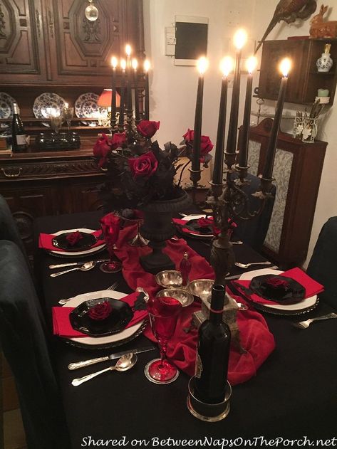 A Spooky but Elegant Halloween Table Setting with a Count Dracula Vampire Theme Vampire Halloween Party, Elegant Halloween Party, Stylish Halloween Decor, Vampire Decor, Twilight Party, Halloween Table Settings, Vampire Party, Elegant Halloween Decor, Vampire Masquerade