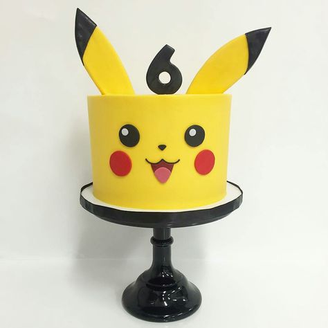 Pokemon Theme Cake Ideas, Pokemon Cake Pikachu, Pika Hi Cake, Pokemon Party Cake, Easy Pikachu Cake, Pokemon Smash Cake, Pokémon Birthday Cake Ideas, Pikachu Cake Diy, Dort Pokemon