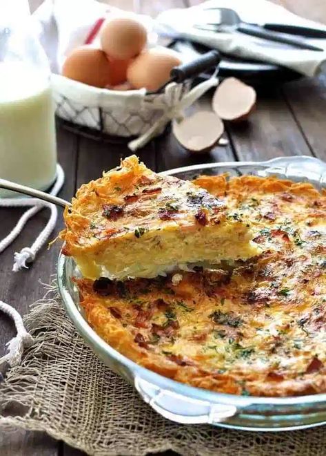 Slice of Hash Brown Crust Quiche Lorraine being lifted out a pie dish. Hash Brown Quiche, Quiche With Hashbrown Crust, Hashbrown Quiche, Recipetin Eats, Recipe Tin, Breakfast Quiche, French Dishes, Brunch Dishes, Hash Brown