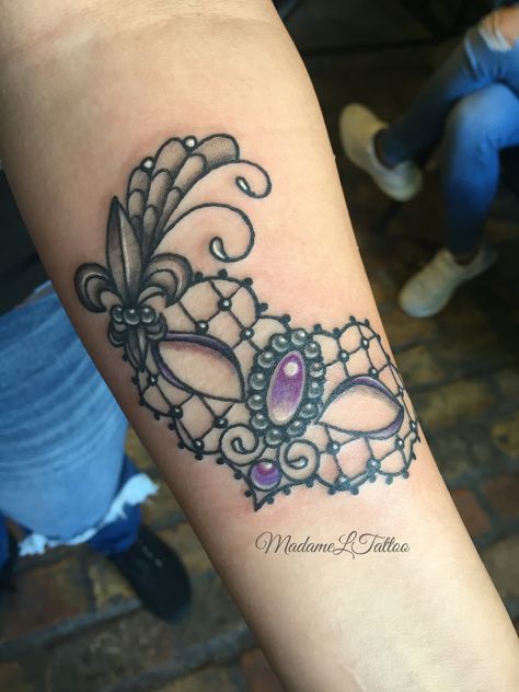 Lace mask.  Nola love ⚜ New Orleans Mask Tattoo, Mardi Gras Mask Tattoo, Nola Tattoos Ideas, Nola Tattoo, Y2k Tats, Lis Tattoo, Birthday Tattoos, Tattoo Lace, Gear Tattoo