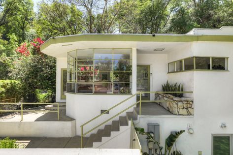 Photo 2 of 21 in In Los Angeles, a Streamline Moderne With a Modernist Addition Asks $2M - Dwell Streamline Moderne, Hollywood Homes, Casas The Sims 4, Art Deco Buildings, Art Deco Architecture, Zaha Hadid, Dream House Exterior, Sims House, Dream House Decor