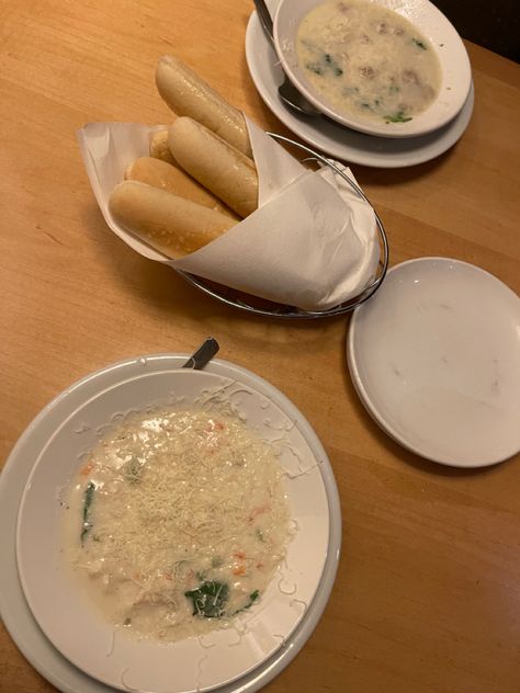 Olive garden Olive Garden Food Pictures, Olive Garden Food, Olive Garden Aesthetic, Olive Garden Recipes, Olive Garden, Food Therapy, Vegan Restaurants, Food Drinks Dessert, Instagram Food