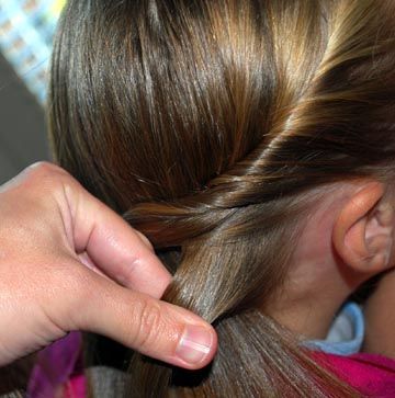 Hairdo How-to: Dorothy Gale Hairstyle (Wizard of Oz) Aunt Em Wizard Of Oz, Dorthy Wizard Of Oz Hair And Makeup, Dorthy Costume, Dorothy Oz, Dorothy Halloween, Dorothy Halloween Costume, Wizard Of Oz Play, Dorothy Costume, Dorothy Wizard Of Oz