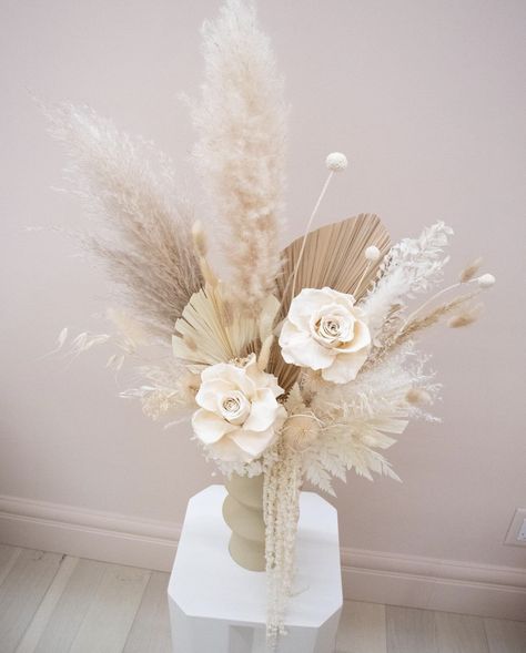 Diy Boho Floral Centerpiece, White Boho Flower Arrangements, Simple Boho Flower Arrangements, Neutral Fake Flower Arrangements, Boho Vase Arrangement, Pampas Flower Centerpiece, Beige Flower Arrangements, Diy Boho Centerpieces, Dried Flowers Wedding Centerpieces