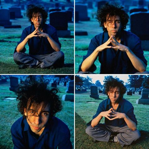 Tim Burton. Haha he kinda looks like Nic Cage here People That Look Like Tim Burton Characters, People Who Look Like Tim Burton Characters, Tim Burton 90s, Young Tim Burton, Tim Burton Johnny Depp, Nic Cage, Tim Burton Characters, Tim Burton Style, Tim Burton Art