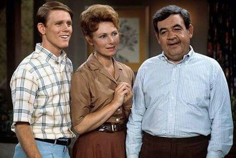 Birthday star Marion Ross with “Happy Days” costars Ron Howard and Tom Bosley in a 1975 episode.  Marion is celebrating her 88th birthday today. 10.25.2016 Happy Days Tv Show, Fonzie Happy Days, Tom Bosley, Marion Ross, Erin Moran, Life In The 1950s, Tv Moms, Laverne & Shirley, 70s Tv Shows