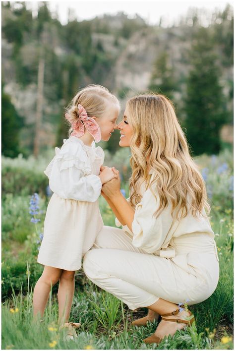 Breanne Weston Photography, Cute Mom And Daughter Pictures, Spring Family Photoshoot Outfits, Mom And Daughter Poses, Motherhood Shoot, Mommy And Me Poses, Mom And Me Photos, Motherhood Photoshoot, Mom Daughter Photography