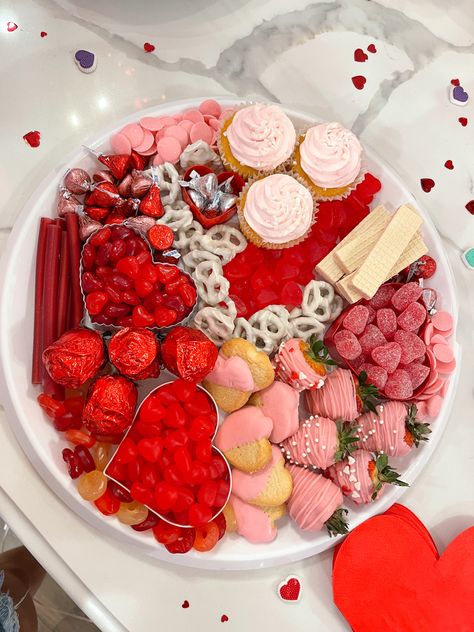 #valentines #snacks #charcuterieboard #candy Carcurie Board Valentines, Simple Valentines Charcuterie Board, Valentine’s Day Candy Board, Valentines Fruit Platter, Valentines Candy Salad, Valentine Candy Charcuterie Board, Candy Board Valentines Day, Valentines Candy Board, Couples Suprises