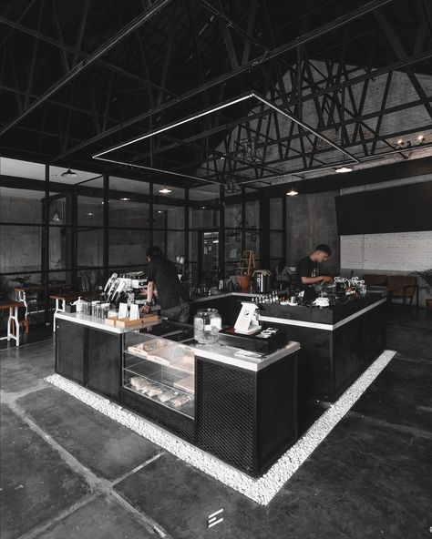 Black Coffee Shop, Brutalism Interior, Industrial Coffee Shop, Cafe Design Inspiration, Coffee House Cafe, Loft Cafe, Restaurant Counter, Modern Coffee Shop, Bar Counter Design