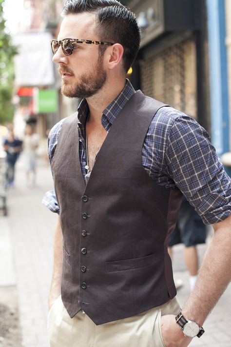 Un chaleco, camisa a cuadros y pantalón claro para combinar con tus Triver, sin olvidar un par de gafas. #EstiloTriples Chaleco Casual, Jean Vest, Mode Casual, Sharp Dressed Man, Leather Espadrilles, Gentleman Style, Mens Vest, Men Looks, Music Video