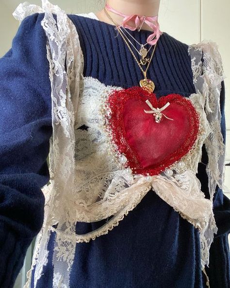 Lace Heart, Heart Fashion, Heart Top, Textiles Fashion, Costume Halloween, Upcycle Clothes, New Ideas, Diy Fashion, Modest Fashion