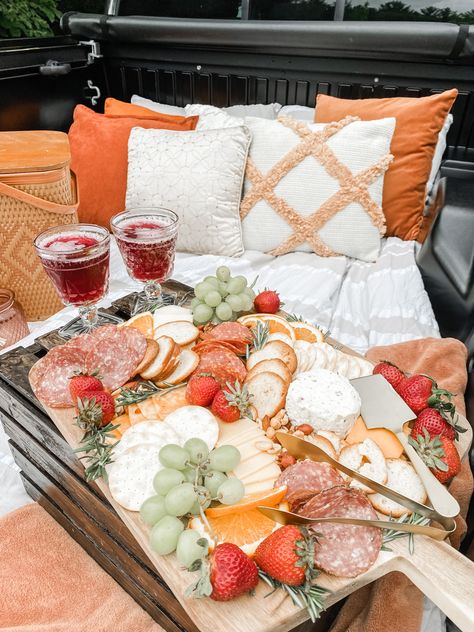 Trunk Date Ideas, Truck Picnic Date, Living Room Picnic Date, At Home Picnic Date, Romantic Charcuterie Board For Two, Boujee Picnic, Truck Bed Picnic, Date Night Setup, Truck Date