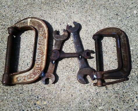 Old Tools Repurposed Junk Art, Repurposed Tools, Recycled Metal Art, Car Part Furniture, Metal Art Diy, Barn Wood Crafts, Welding Art Projects, Automotive Decor, Metal Working Projects