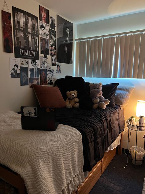 Black Dorm Bedding, Dorm Room Luxury, College Dorm Room Ideas For Guys Aesthetic, Black And Brown Dorm Room, All Black Dorm Room, Small Apartment Bedroom Idea, Black Comforter Dorm Room, Black Bed Dorm Room, Make Dorm Room Ideas