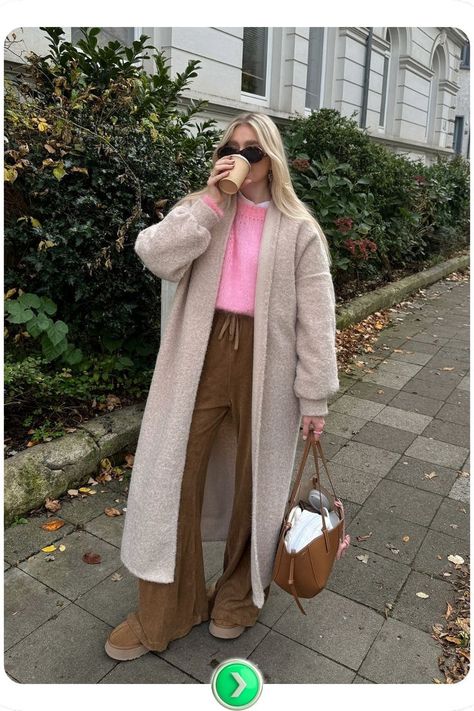 Elegant beige overcoat styled with a pink sweater for a chic winter outfit. A versatile and stylish look for city outings or everyday winter activities. Feminine Outfit Winter, Winter Feminine Outfits, Feminine Outfits Winter, Outfits For Cold Weather, Girly Winter Outfits, Chic Winter Outfit, Girly Winter, Doormat Ideas, Chic Winter Outfits