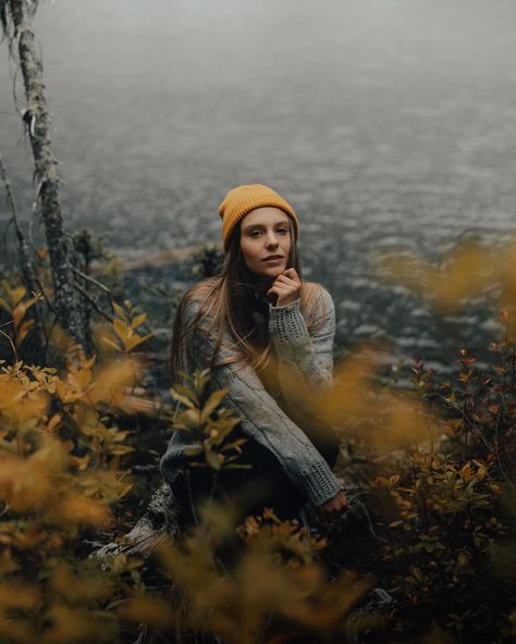 Genius Adventurous Portraits by Garrett King – Fubiz Media Photography Ideas Outdoor, Outdoor Portrait Photography, Fall Portraits, Outdoor Girls, Nature Photoshoot, Photographie Portrait Inspiration, Outdoor Portraits, Outdoor Photoshoot, Fashion Photography Poses