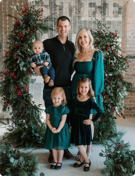 Family Photos Green Outfits, Green Outfit Christmas Family Pictures, Navy And Green Christmas Pictures, Holiday Outfits Family Photos, Christmas Outfits Aesthetic Family, Christmas Pictures Green Outfits, Christmas Theme Photoshoot Family, Christmas Green Outfit Ideas, Christmas Matching Outfits Family Photos