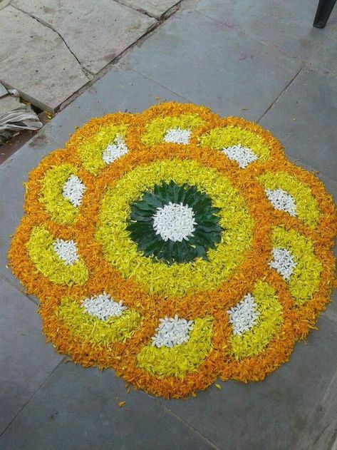 Simple Flower Carpet Designs, Marigold Flower Rangoli Designs Simple, Marigold Rangoli Design, Onam Pookalam Design Simple, Rangoli With Flowers Petals, Marigold Rangoli, Onam Decoration Ideas, Rangoli Designs With Flowers Petals, Simple Pookalam Designs