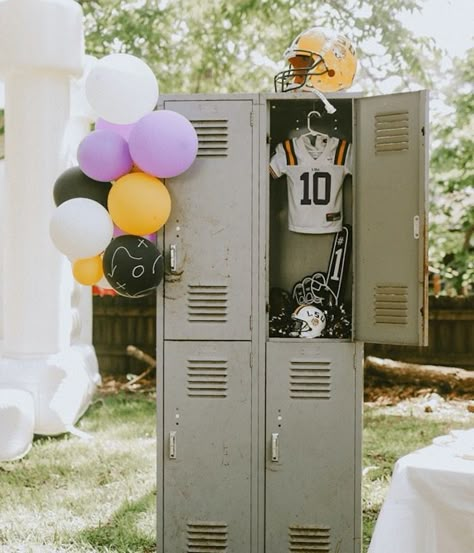 Run in for this First Down LSU Football Themed 1st Birthday Party by Caitlyn Free of Our Little Blue Homestead, out of Louisiana! Filled with game plays, fab football decor and treats, this event just can't be beat! So throw that ball and run the field and check out these favorite details I'm about to reveal: Locker Display Football Charcuterie Board Modern Panel Backdrop LSU-inspired Football Play Balloon Garlands Football Floral Arrangements Custom LSU Football Themed C... Coach Theme Party, Varsity Theme Party, College Football Birthday Party, Football Event, Football Backdrop, Lsu Football Party, Football Party Backdrop, Boys Football Party, Vintage Football Party