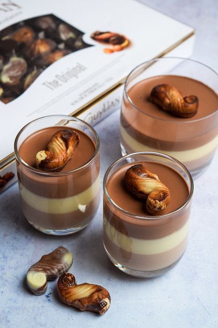 These delicious Triple Chocolate Panna Cotta are the ultimate make-ahead dessert, perfect for entertaining! Guylian Cake, Cupped Desserts, Panna Cotta Plating, Rustic Desserts, England Recipes, Chocolate Panna Cotta, Rustic Wreaths, Cup Dessert, Dessert Shooters