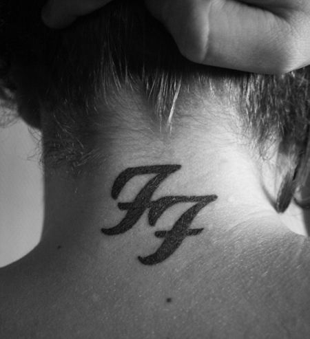 Foo Fighters neck tattoo Dave Grohl Tattoo, Foo Fighters Tattoo, Foo Fighters Logo, Foo Fighters Dave Grohl, Foo Fighters Dave, Tattoo Neck, Metal Tattoo, Disney Tattoo, Tattoo Desings