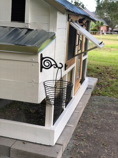 Chicken Coop Decorating Ideas Outside, Add On To Chicken Coop, Chicken Coop Cinder Blocks, Chicken Coop On Pavers, Chicken Coop Decor Landscaping, Easy Chicken House Ideas, Chicken Coop Planter Boxes, Easy Coop Plans, Chicken Coop Flower Boxes