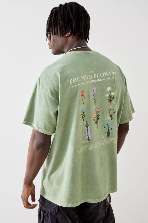 English garden vibes with this printed tee cut from a cotton fabrication. Features a crew neck, drop shoulders, short sleeves and a 'The Wild Flowers Of England' print to chest. Complete with a vibrant flower chart to reverse. Men Aesthetic Outfits, Flower Chart, Mens Summer Outfits, Vibrant Flower, Tee Outfit, Wild Flower, English Garden, Mens Graphic Tee, Printed Tees