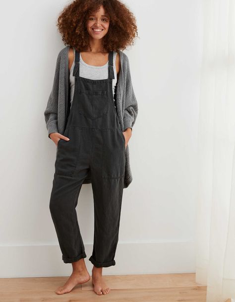 Cloth Overalls Outfit, Casual Overall Outfits, Overall Jumpsuit Outfit, Rachel Outfits, Black Overalls Outfit, Overalls Outfits, Overall Outfit, Overalls Outfit, Gardening Outfit