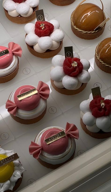 Expensive Desserts, Luxury Sweets, Luxury Desserts, Fancy Deserts, Patisserie Design, Patisserie Fine, Retro Desserts, Colorful Desserts, Boozy Desserts