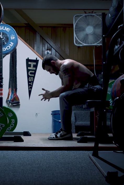 Wonder what it's like to train with the Fittest Man on Earth? Follow Mat Fraser on his way to defend his CrossFit Games title in this exclusive video series. Hwpo Crossfit Wallpaper, Matt Fraser Crossfit, Fraser Crossfit, Crossfit Physique, Matt Fraser, Mat Fraser, Crossfit Photography, Crossfit Men, Food Gym