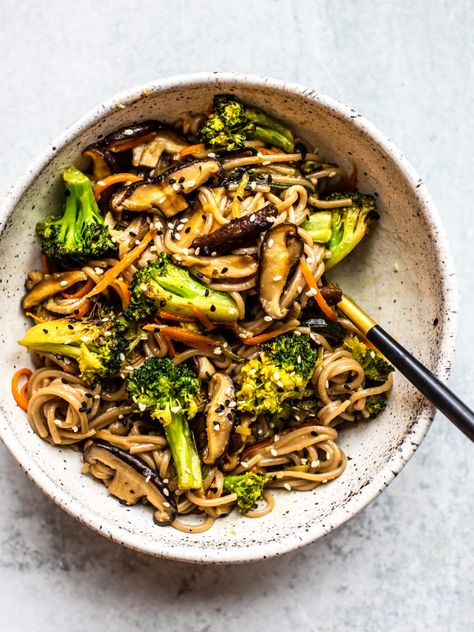 Sesame Ginger Soba Noodle Recipe #soba #sobanoodles #noodles #30minutemeal #weeknightmeal #meatlessmonday Soba Broccoli, Soba Noodle Recipe Healthy, Vegetarian Soba Noodles, Soba Noodle Recipe, Soba Recipe, Soba Noodles Recipe, Noodle Salad Cold, Noodle Dinner, Soba Noodle