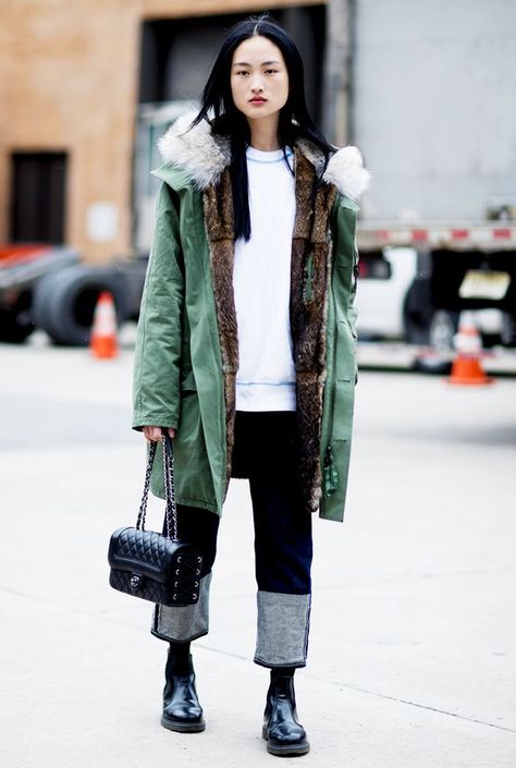 20 Cute Cold-Weather Outfits That Will Make You Glad Winter's Here via @WhoWhatWear Cute Cold Weather Outfits, Model Street Style Fall, Winter Outfits Blackgirl, Winter Maternity Outfits, Winter Mode Outfits, Jeans Trend, Winter Outfits Cold, Model Street Style, Street Style Trends