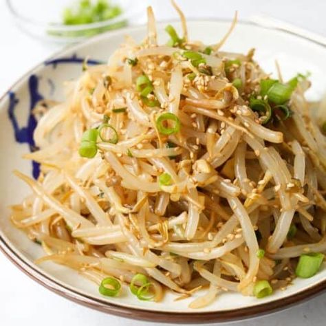 Namasu Recipe, Bean Sprouts Salad, Namul Recipe, Banchan Recipe, Asian Salads, Korean Food Side Dishes, Bean Sprout Recipes, Bean Sprout Salad, Easy Korean Recipes