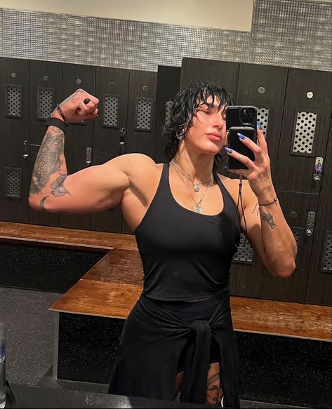 Buff Women, Rhea Ripley, Wwe Female Wrestlers, Fitness Inspiration Body, Gym Inspiration, Wwe Womens, Female Wrestlers, Muscle Women, I Hate You