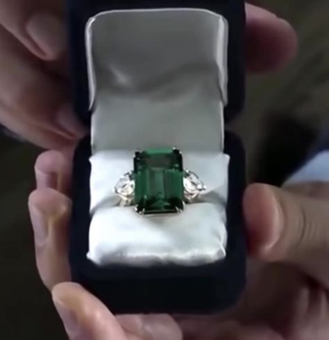 Harry Winston Engagement Ring Emerald, Extravagant Engagement Rings, Crazy Rich Asians Ring, Harry Winston Engagement Ring, Harry Winston Engagement, Elizabeth Perkins, Harry Winston Diamond, Blue Jasmine, Emerald Stone Rings