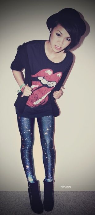 I would tottally wear galaxy leggings but not sure if they would look good on me Galaxy Leggings Outfit, Oversized Band Tee, 2015 Outfits, Galaxy Leggings, Hipster Cat, 2010 Fashion, Tumblr Outfits, Rocker Chic, Hipster Fashion