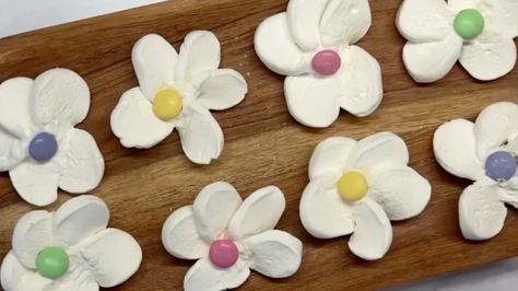 Turn Marshmallows Into Decorative Flowers In Just 2 Simple Steps Marshmallow Flower Cookies, Marshmallow Flowers How To Make, Marshmallow Flower, Marshmallow Flowers, Baby Lamb Baby Shower, Flavored Marshmallows, Cute Marshmallows, Baby Shower Treats, Winter Treats